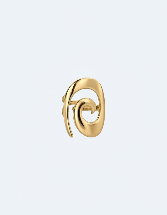 Vistafrontal do anel dourado em forma de espiral é em aço inoxidável e ajustável, de design clean e minimalista. Anel ideal para qualquer ocasião, pensando em quem quer usar um anel sozinho ou em conjunto com outros. Para pessoas de estilo minimal, clean, chunky e bold, e também boho. Um anel versátil, atual e para toda a gente.
