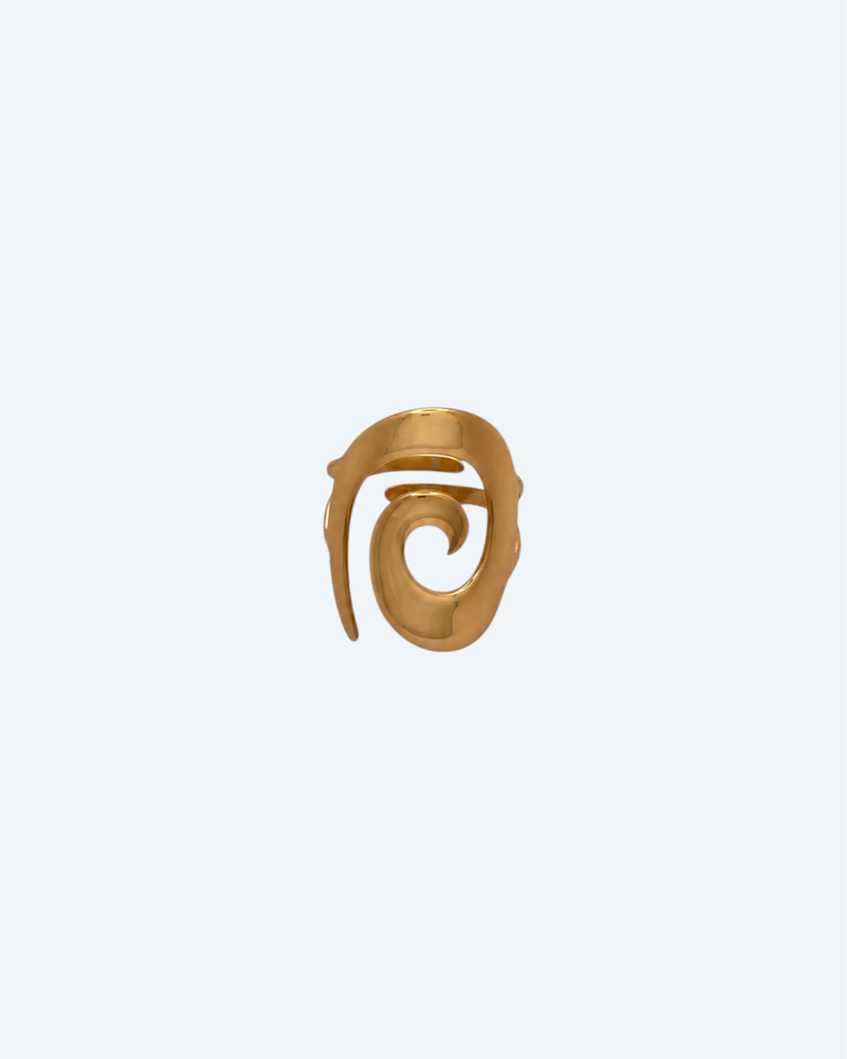 Vista frontal do anel dourado em forma de espiral é em aço inoxidável e ajustável, de design clean e minimalista. Anel ideal para qualquer ocasião, pensando em quem quer usar um anel sozinho ou em conjunto com outros. Para pessoas de estilo minimal, clean, chunky e bold, e também boho. Um anel versátil, atual e para toda a gente.
