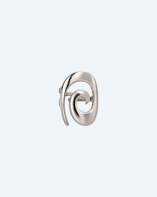 Vista frontal do anel prateado em forma de espiral é em aço inoxidável e ajustável, de design clean e minimalista. Anel ideal para qualquer ocasião, pensando em quem quer usar um anel sozinho ou em conjunto com outros. Para pessoas de estilo minimal, clean, chunky e bold, e também boho. Um anel versátil, atual e para toda a gente.
