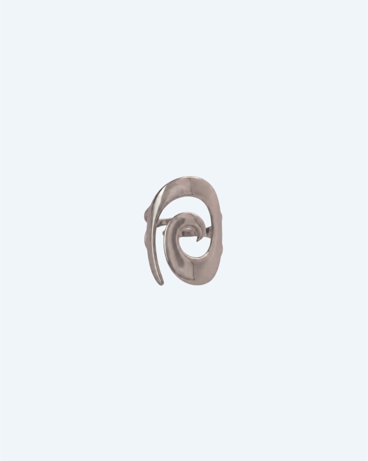 Vista frontal do anel prateado em forma de espiral é em aço inoxidável e ajustável, de design clean e minimalista. Anel ideal para qualquer ocasião, pensando em quem quer usar um anel sozinho ou em conjunto com outros. Para pessoas de estilo minimal, clean, chunky e bold, e também boho. Um anel versátil, atual e para toda a gente.