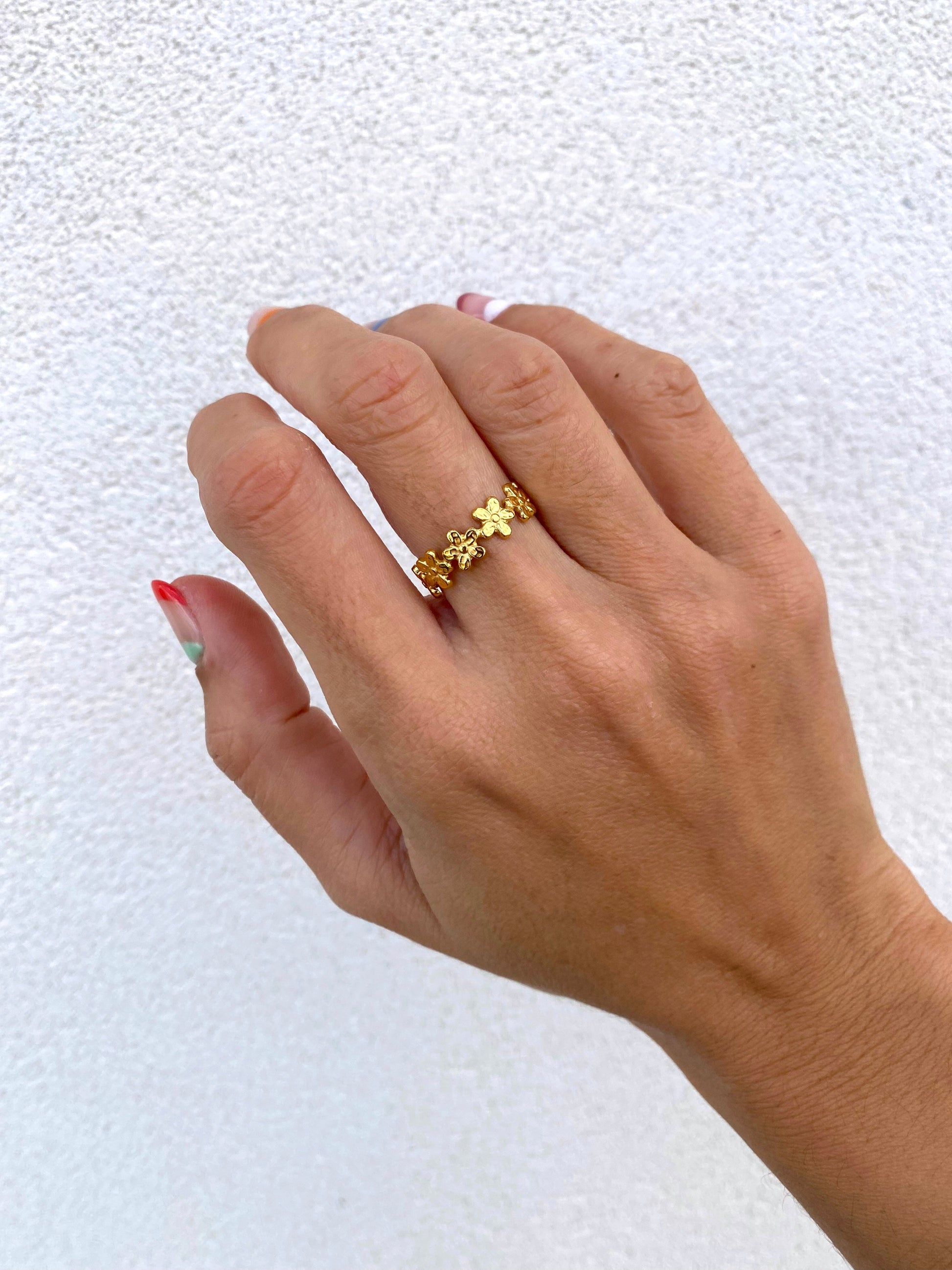 Vista a ser usado do Anel croa de flores texturizadas ajustável em Aço Inoxidável dourado.