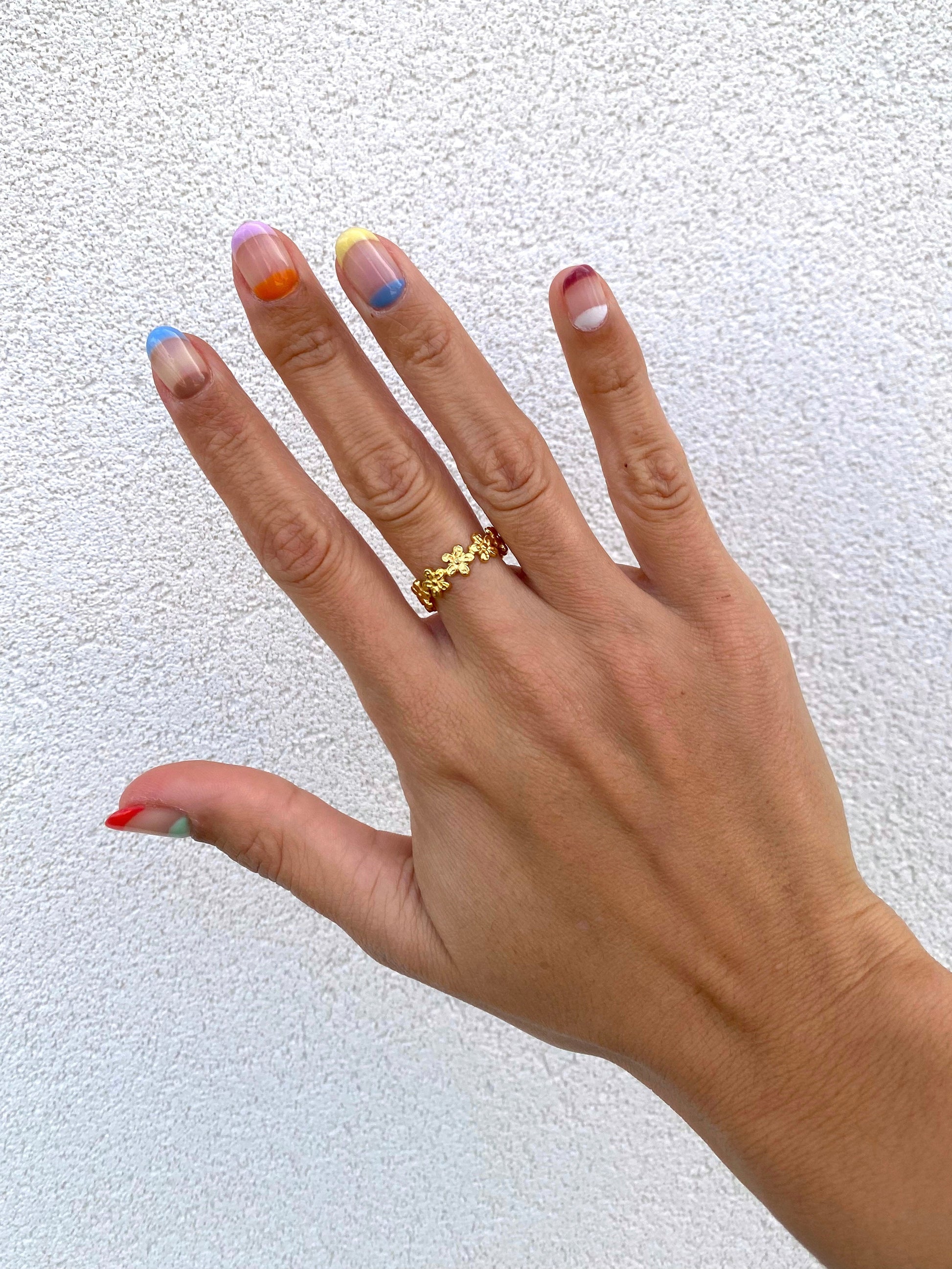 Vista a ser usado do Anel croa de flores texturizadas ajustável em Aço Inoxidável dourado.