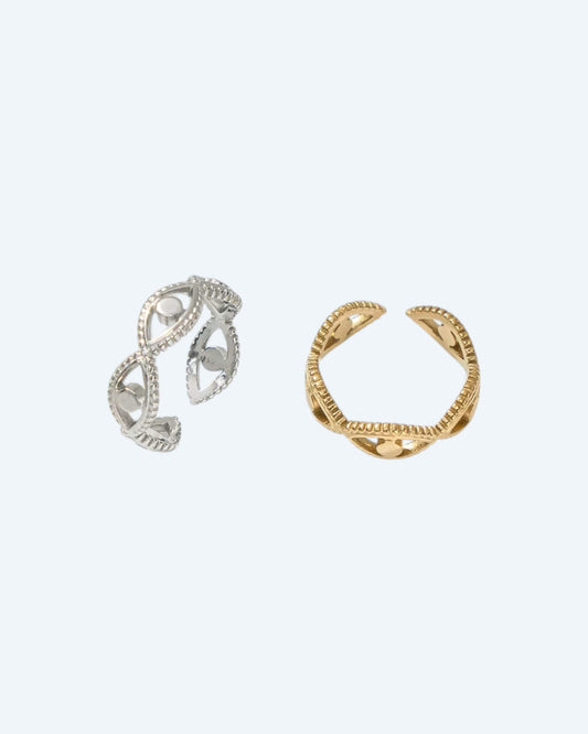 Vista a ser usado o conjunto do ANEL LUA COM ESTRELA DOURADO EM AÇO INOXIDÁVEL AJUSTÁVEL e do anel dourado místico com olhos ajustável em aço inoxidável.