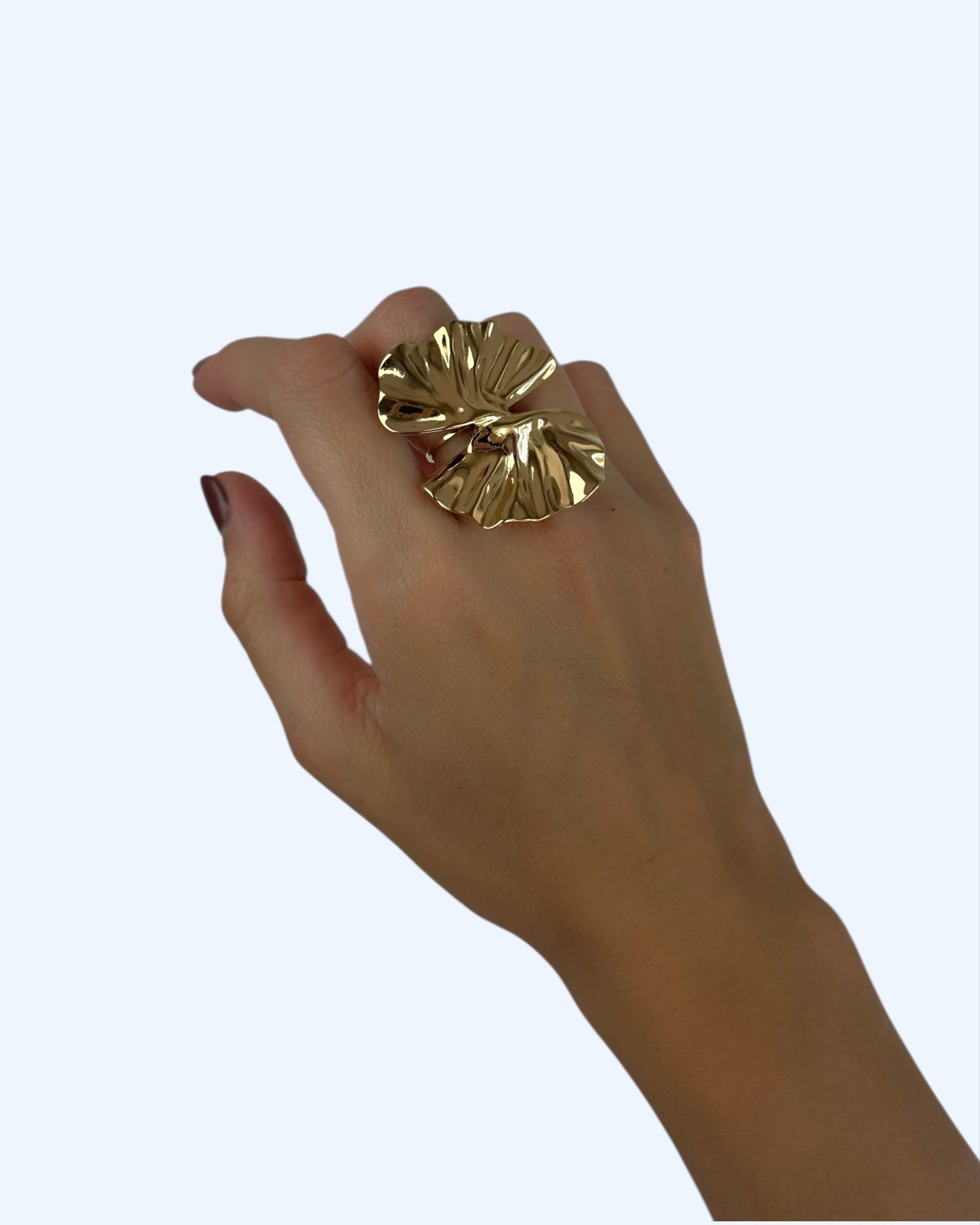 Vista a ser usado no dedo do anel dourado grande com folha ajustável em aço inoxidável. É um anel oversized inspirado em formas de folhas fluidas.
Vibe: atitude.