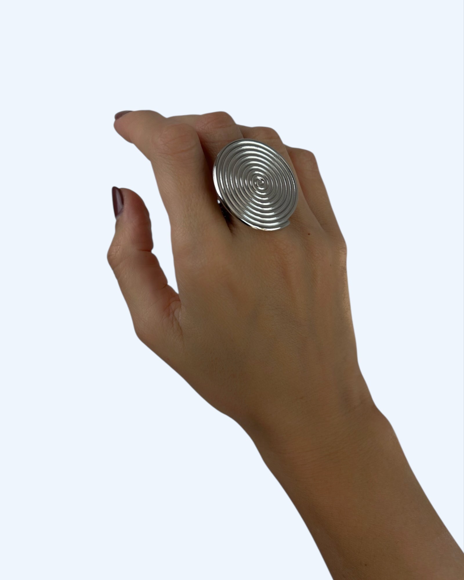 Vista a ser usado na mão do anel prateado ajustável maxi com espiral em aço inoxidável. Anel minimal com efeito bold.