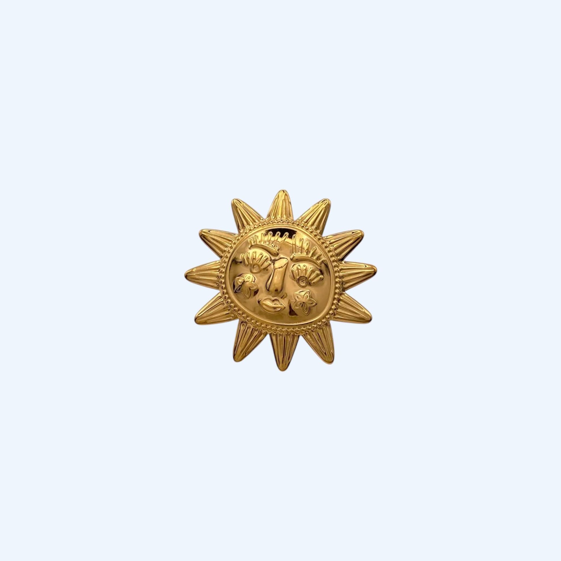 Vista frontal do Anel dourado com sol grande em aço inoxidável ajustável. Este anel com sol é perfeito para looks de verão, cerimónias, sunsets, é um anel para comemorar a vida, no dia a dia ou em ocasiões especiais.