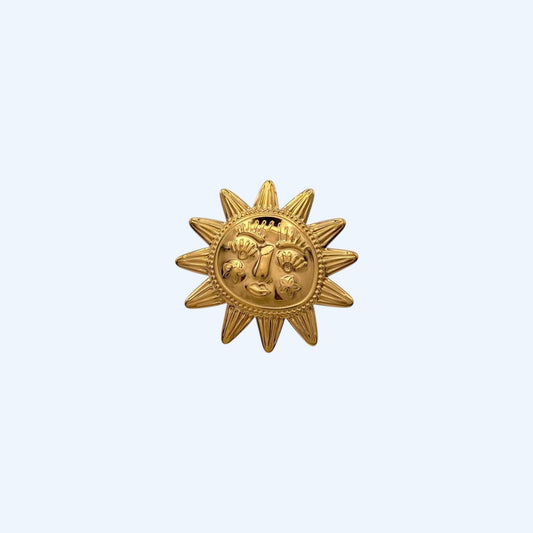 Vista frontal do Anel dourado com sol grande em aço inoxidável ajustável. Este anel com sol é perfeito para looks de verão, cerimónias, sunsets, é um anel para comemorar a vida, no dia a dia ou em ocasiões especiais.