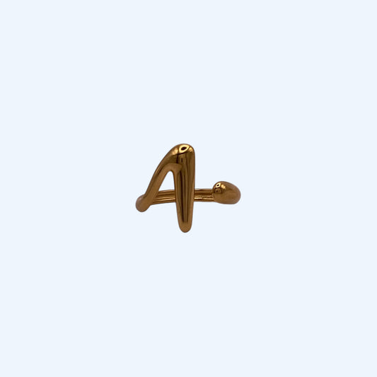 Vista frontal do Anel minimal aberto dourado em aço inoxidável ajustável com design clean e vibe orgânica. Simples but make it cool. Este anel ajustável a vários dedos, comfy e ready para todos os teus fits. É um anel detalhe para stacking ou usar solo e deixar o mood falar por ti.