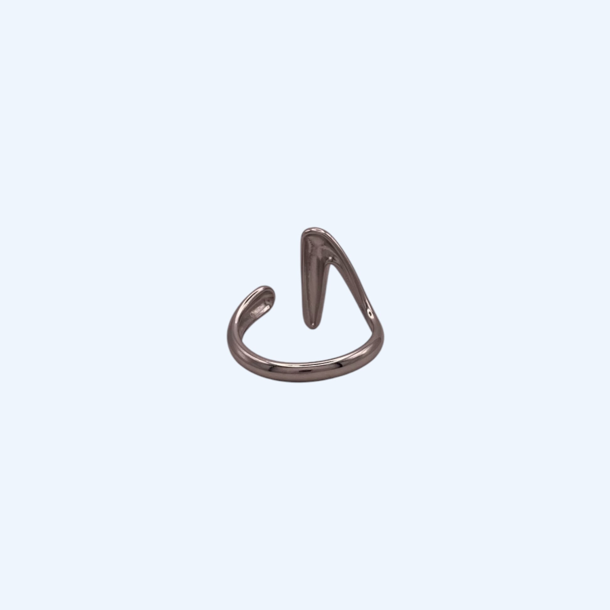 Vista de trás do Anel minimal aberto prateado em aço inoxidável ajustável com design clean e vibe orgânica. Simples but make it cool. Este anel ajustável a vários dedos, comfy e ready para todos os teus fits. É um anel detalhe para stacking ou usar solo e deixar o mood falar por ti.