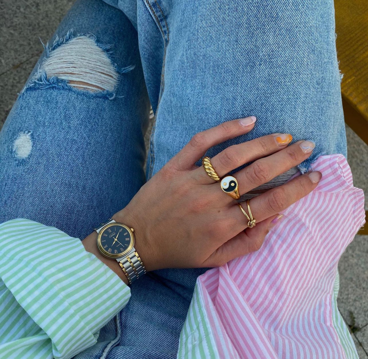 Vista a ser usado do anel minimal entrelaçado em aço inoxidável dourado.