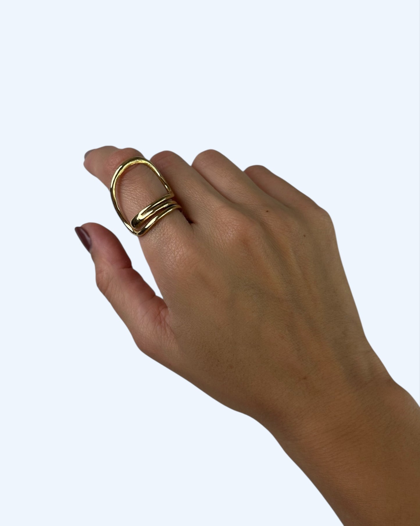 ista a ser usado no dedo do anel minimalista que contorna o dedo dourado em aço inoxidável.
Tem um design geométrico versátil que permite ser usado em diferentes posições. É simultaneamente clean e bold.