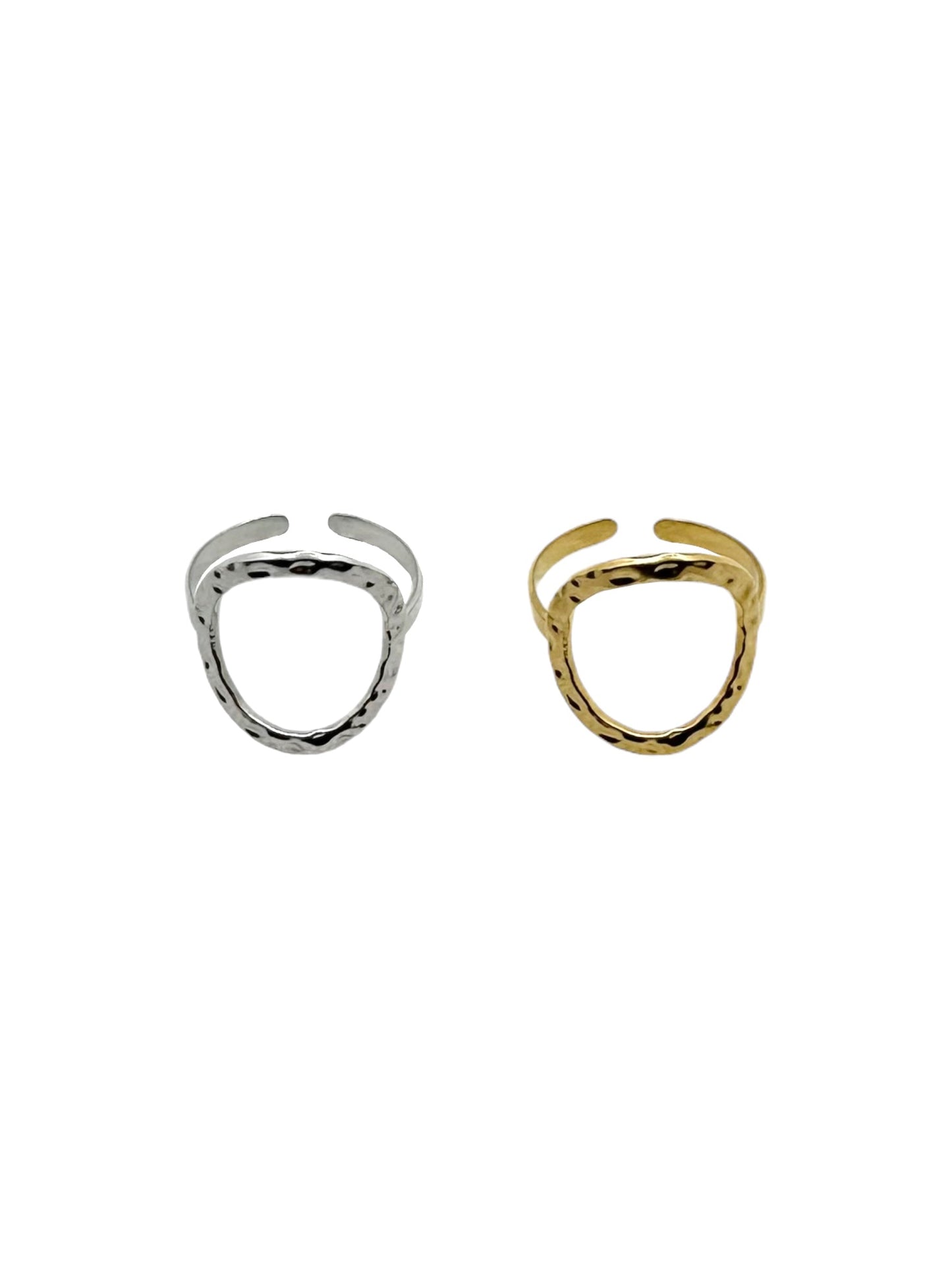 Vista frontal do Anel prateado ajustável em aço inoxidável, com forma oval com textura martelada recortada.