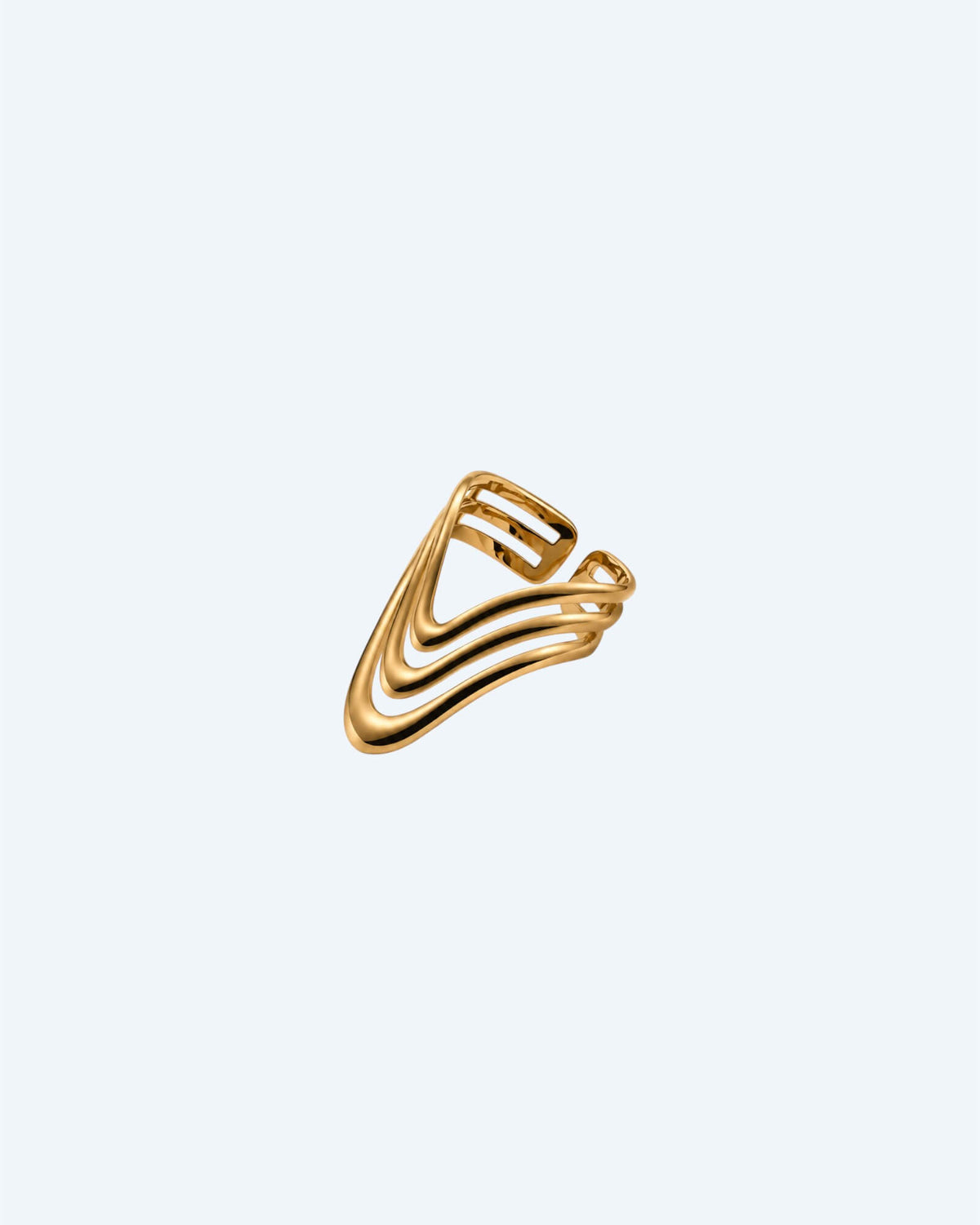 Vista frontal com um detalhe diferente do Anel dourado comprido, composto por 3 linhas longas e curvas em aço inoxidável ajustável. Um anel gráfico, marcante, para ser usado sozinho ou em conjunto com outros. Serve para um estilo mais clean ou mais diferente. 