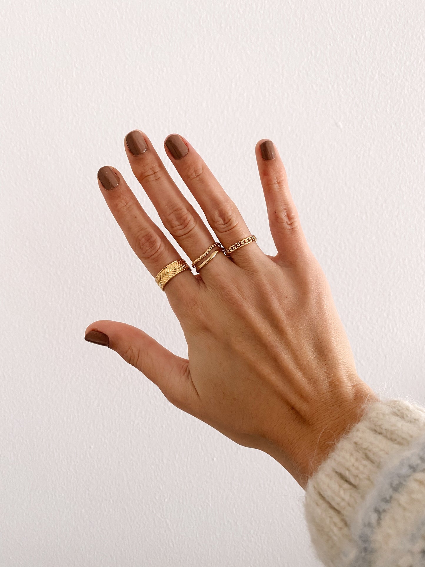 Vista a ser usado no dedo do Anel dourado com setas num sentido ajustável em aço inoxidável.