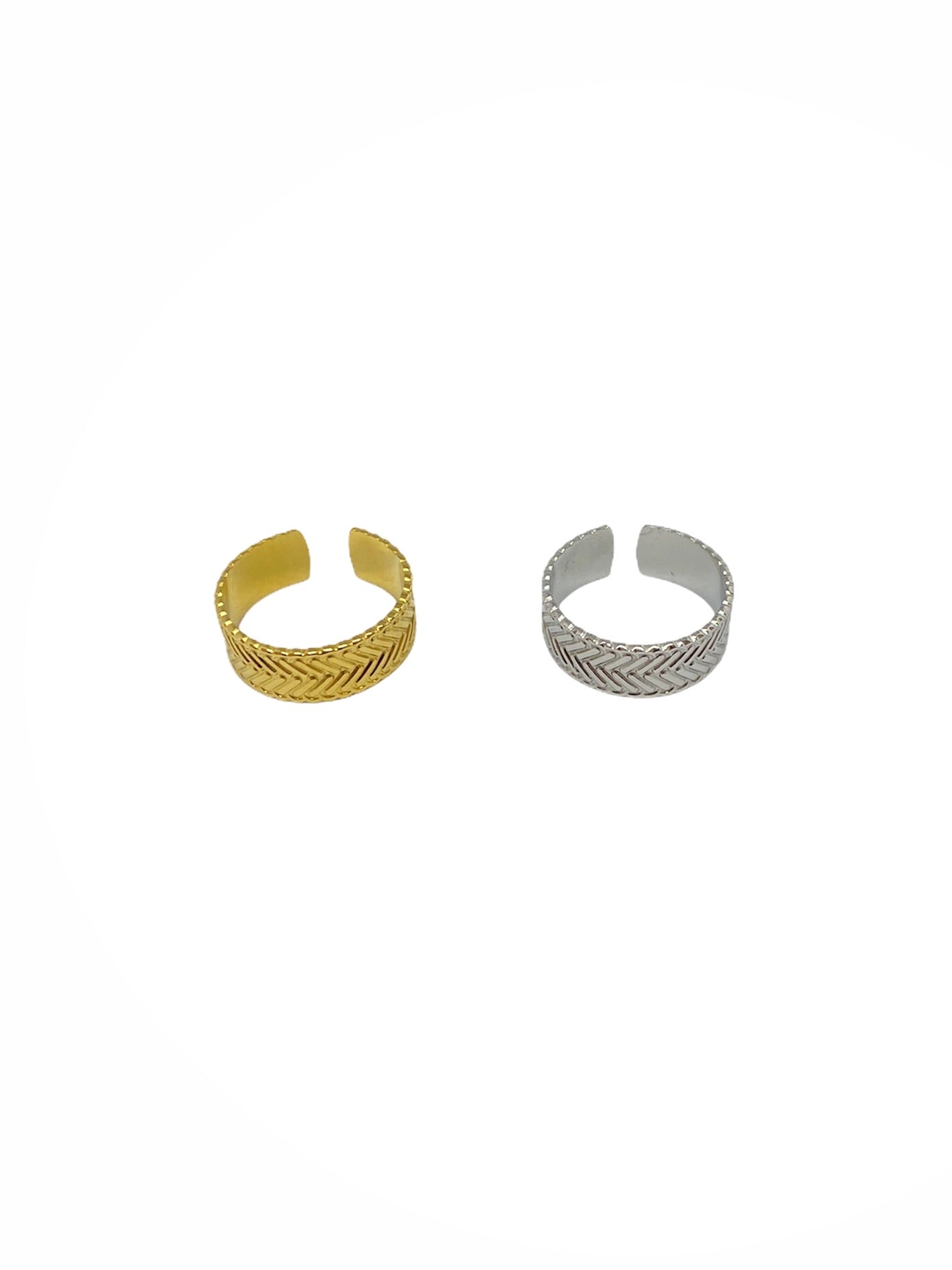 Vista de cima do Anel prateado com setas num sentido ajustável em aço inoxidável.