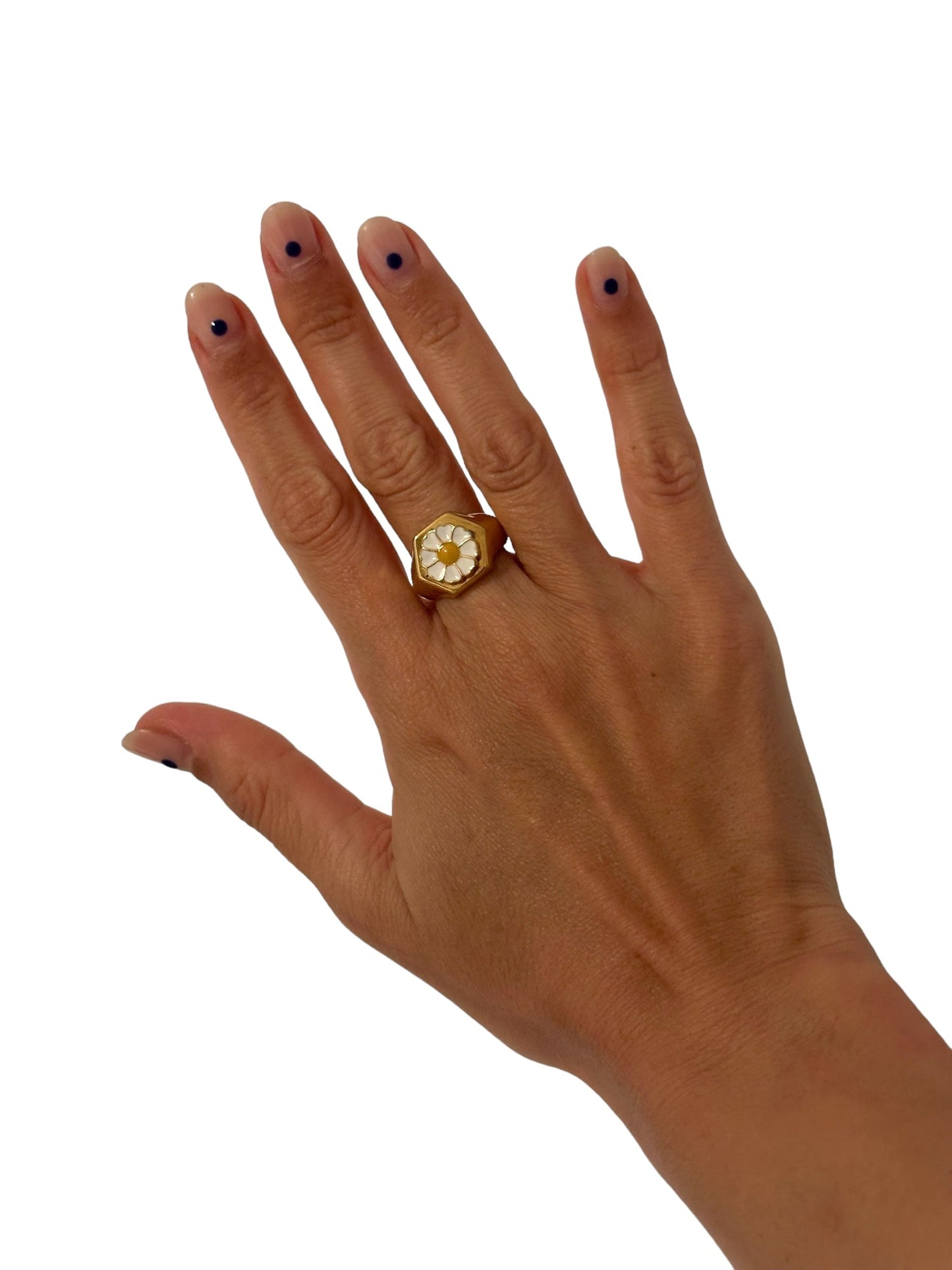 Vista a ser usado do Anel sinete dourado com flor margarida em aço inoxidável.