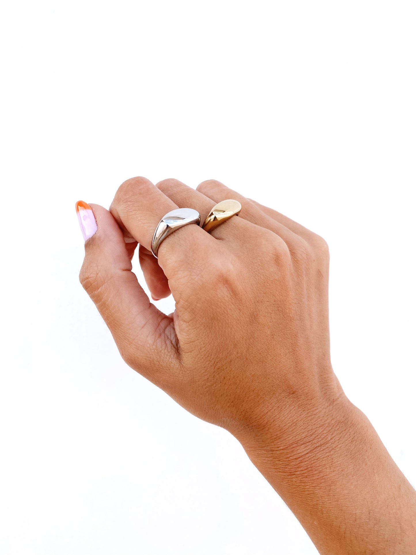 Vista a ser usado na mão do Anel sinete retangular prateado em aço inoxidável.