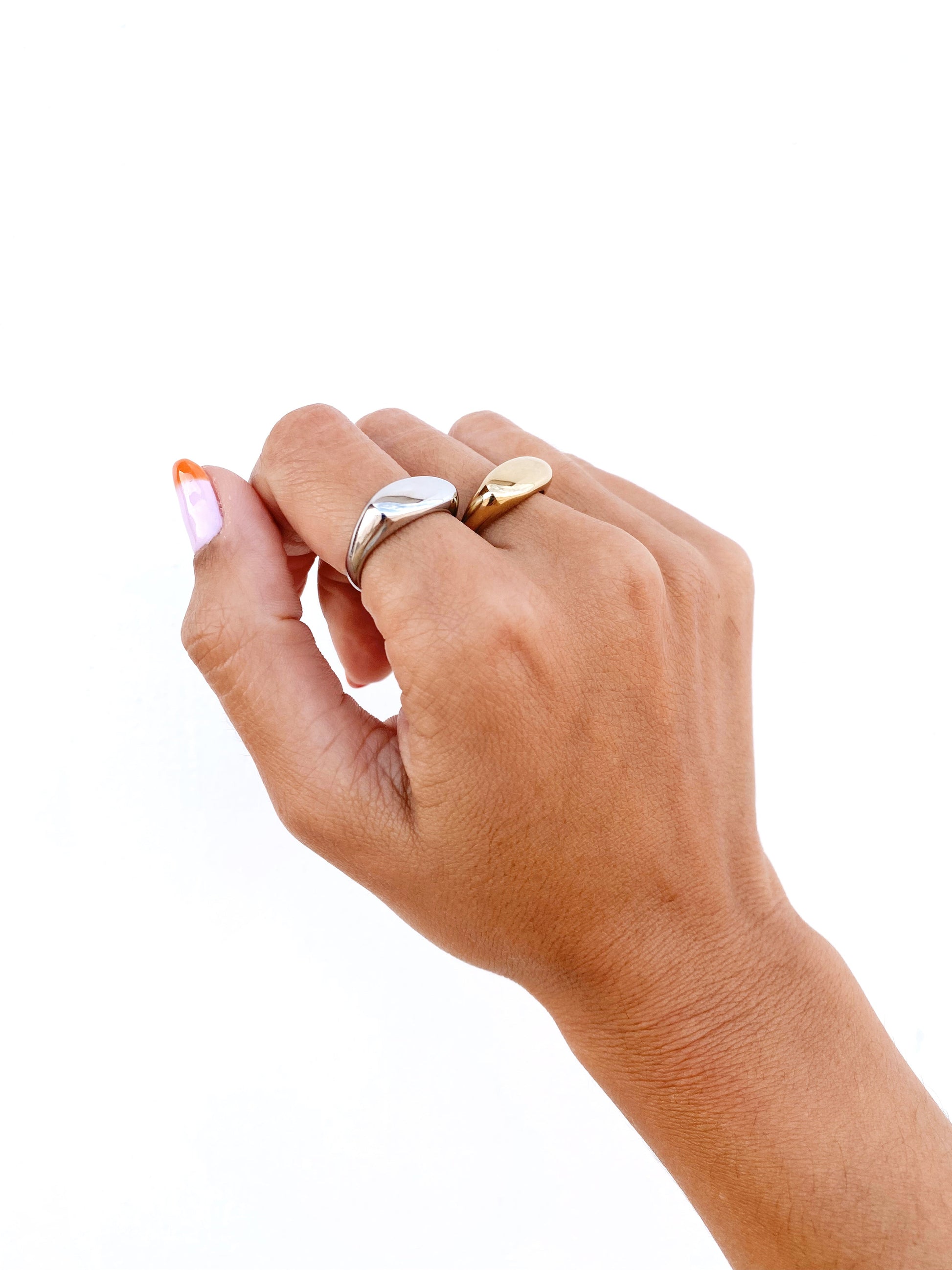 Vista a ser usado na mão do Anel sinete retangular prateado em aço inoxidável.