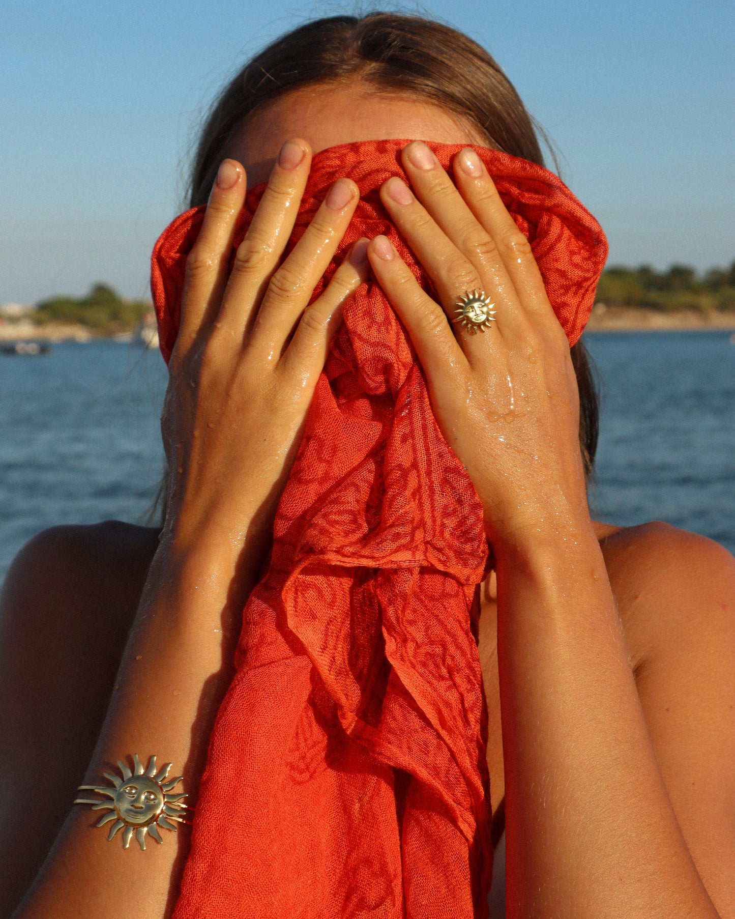 ANEL DOURADO COM SOL EM AÇO INOXIDÁVEL AJUSTÁVEL. 