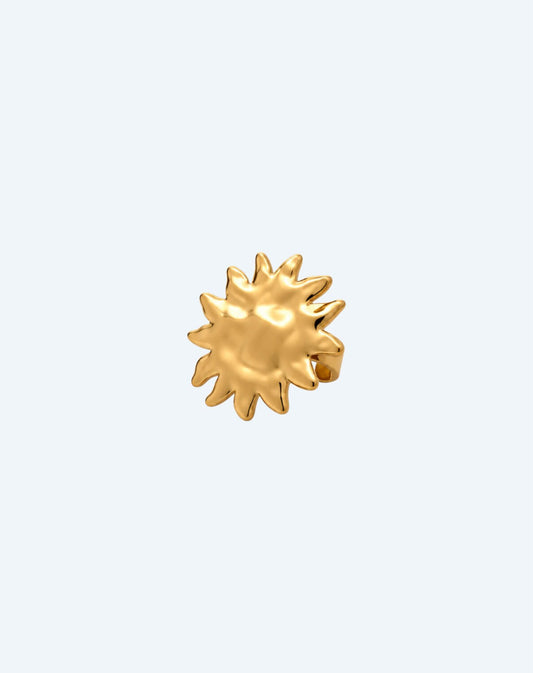 Vista frontal do anel dourado com sol texturizado em aço inoxidável ajustável. O Anel Solara é de inspiração hadmade-meets-cool, com um design entre o escultural e o orgânico. Este é um anel para ser usado no dia a dia e em ocasiões especiais, para todos os gostos, mas especialmente para quem quer usar algo diferente mas fácil de usar.