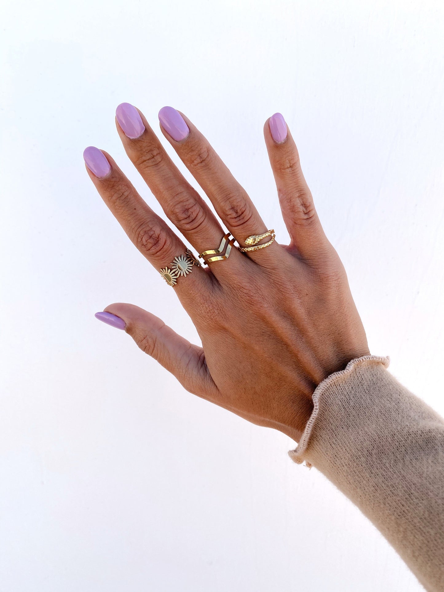 Vista a ser usado do Anel dourado com curvas em forma de V duplo ajustável em Aço Inoxidável em conjunto com o anel dourado em forma de cobra pequena ajustável em aço inoxidável.