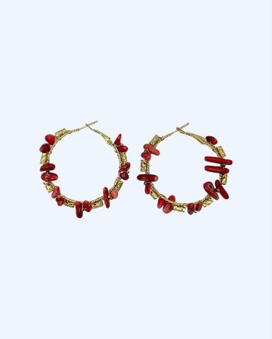 ARGOLAS DOURADAS EM AÇO BOHO COM DETALHES CORAL