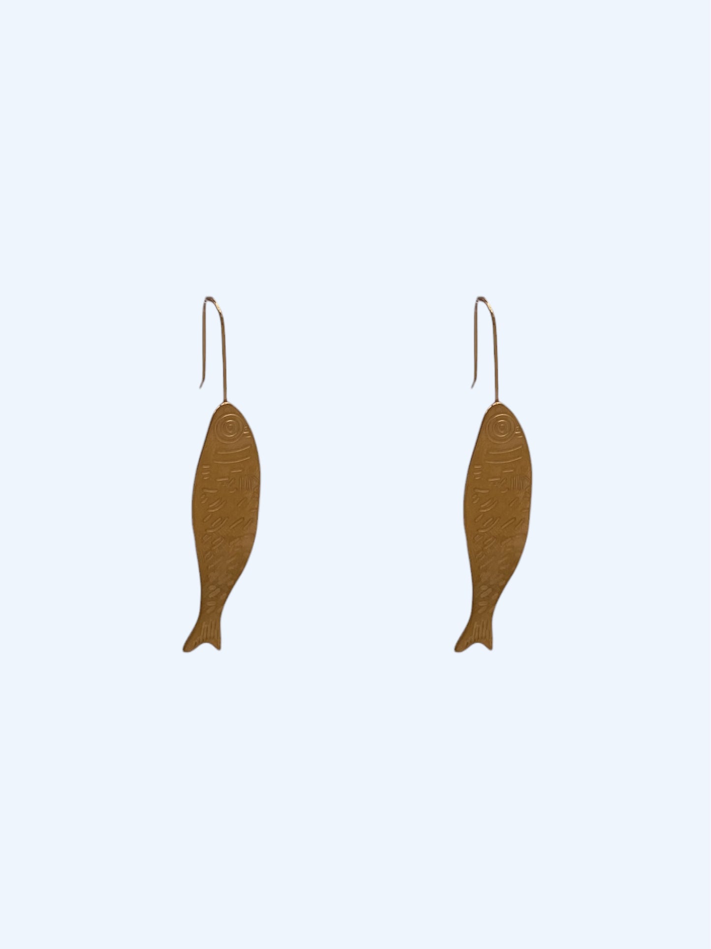 Vista frontal dos Brincos dourados em aço inoxidável em forma de peixe. Estes brincos em forma de peixe contemporânea, são divertidos, leves e ideais para looks de dia a dia casuais e looks de verão. o acessório de verão super trendy.