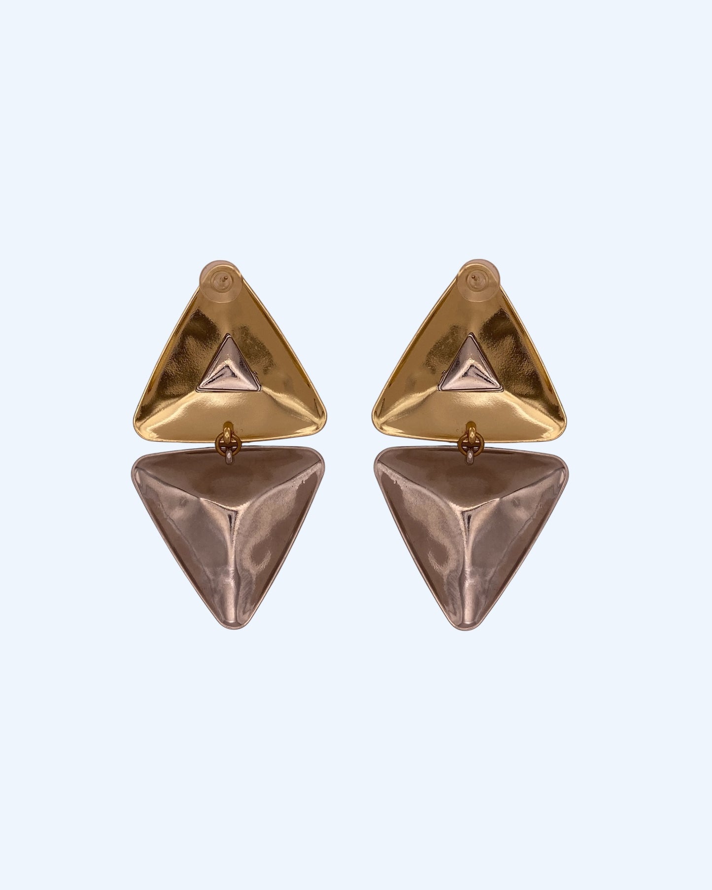 Vista de trás dos brincos geométricos triangulares em metal dourado e prateado. Brincos leves, contemporâneos, para o dia à dia e para festas.