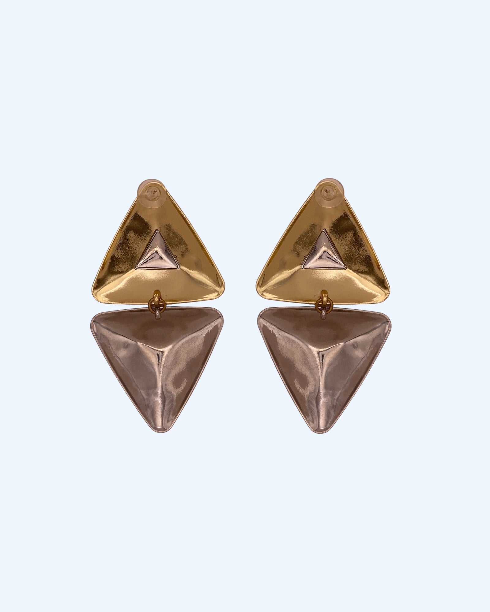 Vista de trás dos brincos geométricos triangulares em metal dourado e prateado. Brincos leves, contemporâneos, para o dia à dia e para festas.