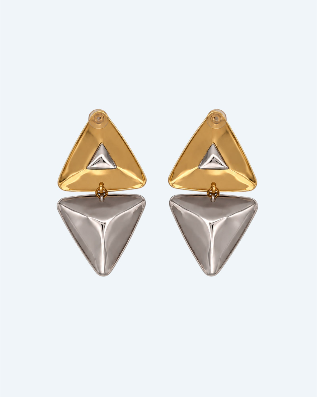 Vista de trás dos brincos geométricos triangulares em metal dourado e prateado. Brincos leves, contemporâneos, para o dia à dia e para festas.