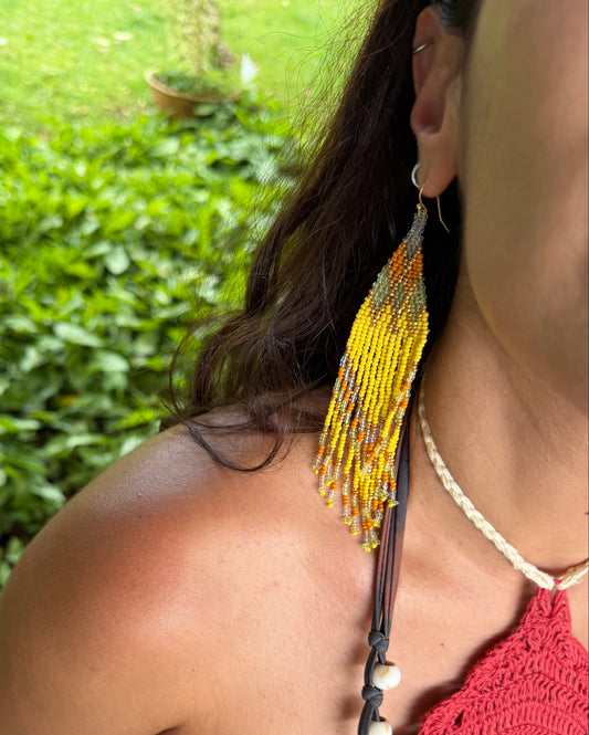 Vista de detalhe dos Brincos grandes amarelos em missangas. Estes brincos de verão, são de estilo boho, são brincos grandes leves e ficam bem com tudo. Brincos para festivais, férias, festas e praia.