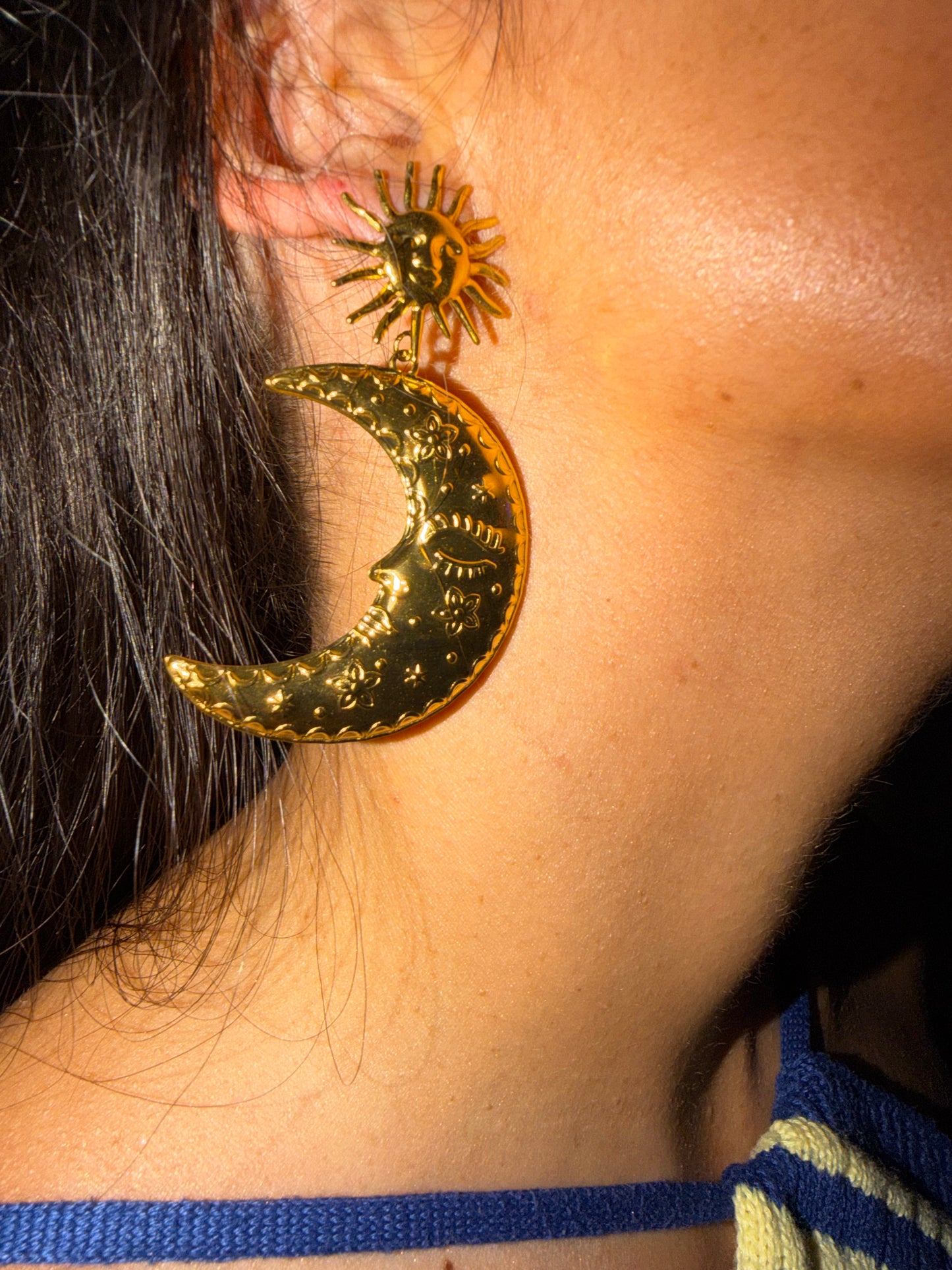 Vista a serem usados na orelha dos Brincos grandes dourados em aço inoxidável dourado com sol e lua.
Brincos de estilo Boho e estilo portuguese girl. São uns brincos grandes dourados leves.