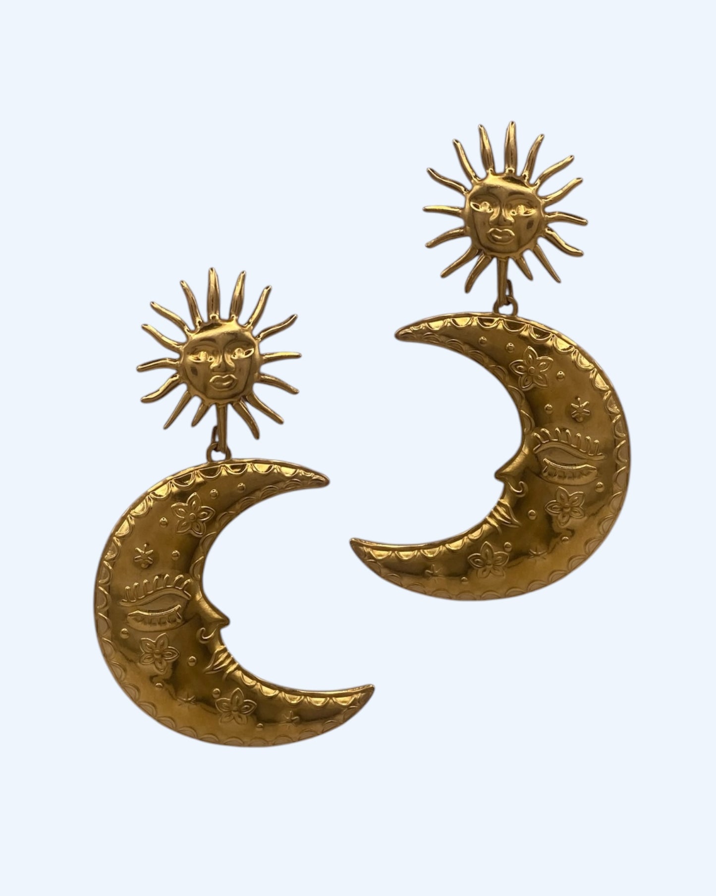 Brincos grandes dourados em aço inoxidável dourado com sol e lua.
Brincos de estilo Boho e estilo portuguese girl. São uns brincos grandes dourados leves.