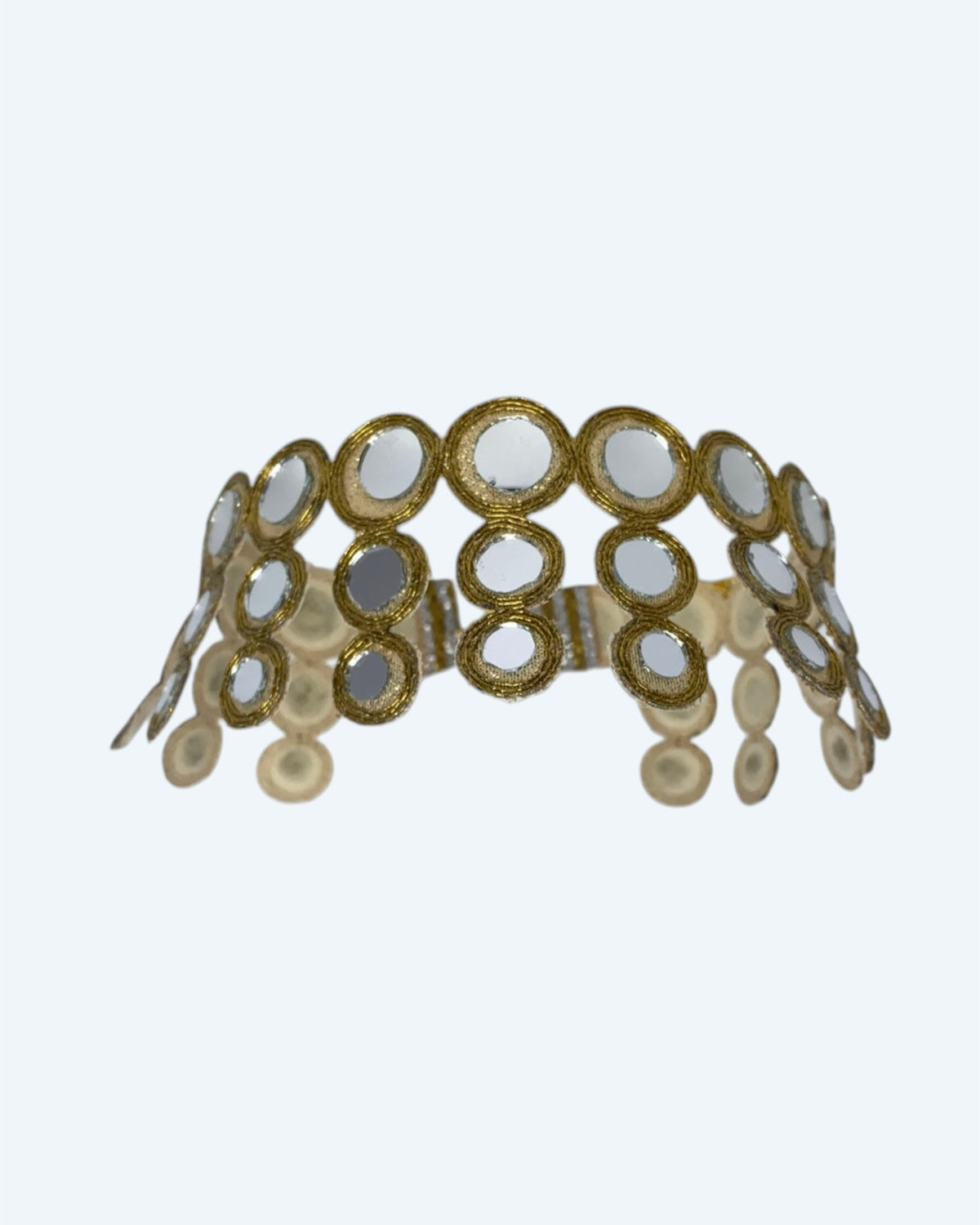 Vista frontal do choker dourado em faixa de tecido com espelhos redondos HALO. Colar ideal para festas e cerimónias.