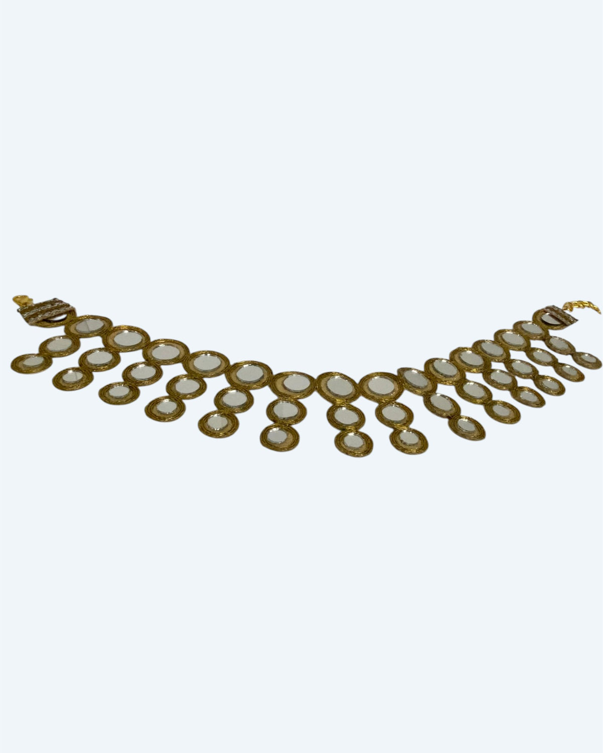 Vista aberto do choker dourado em faixa de tecido com espelhos redondos HALO. Colar ideal para festas e cerimónias. 