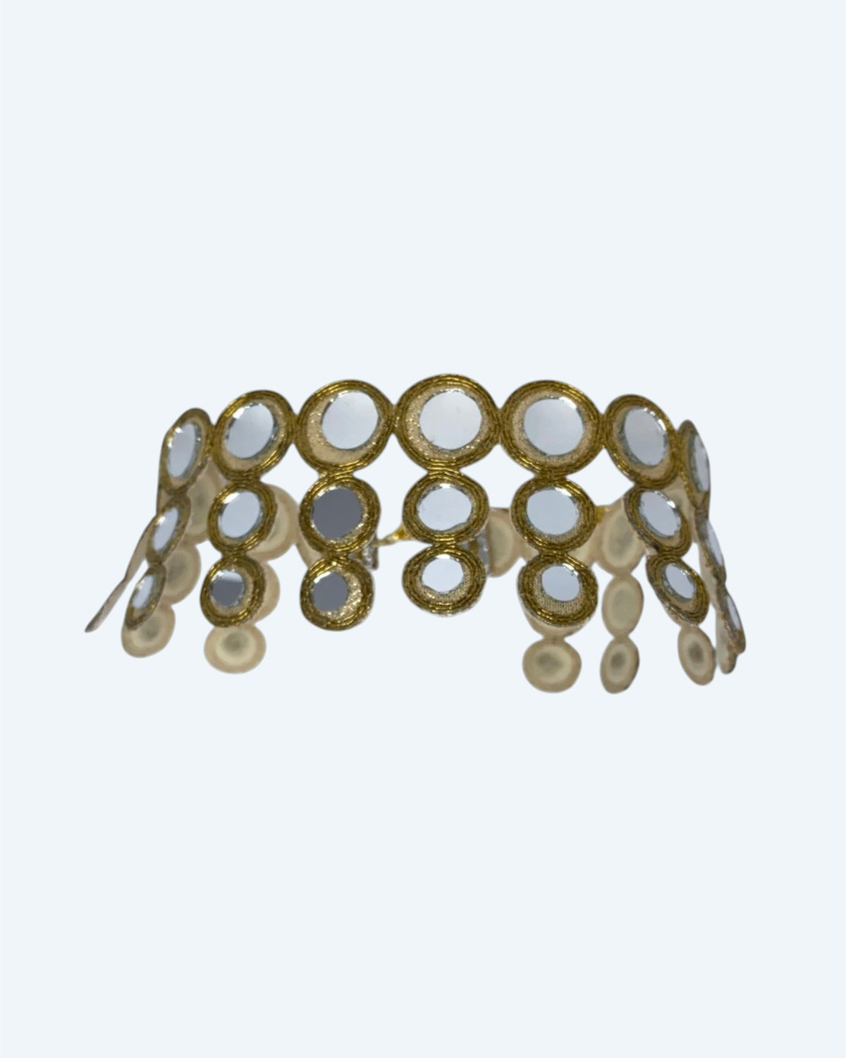 Vista frontal do choker dourado em faixa de tecido com espelhos redondos HALO. Colar ideal para festas e cerimónias. 