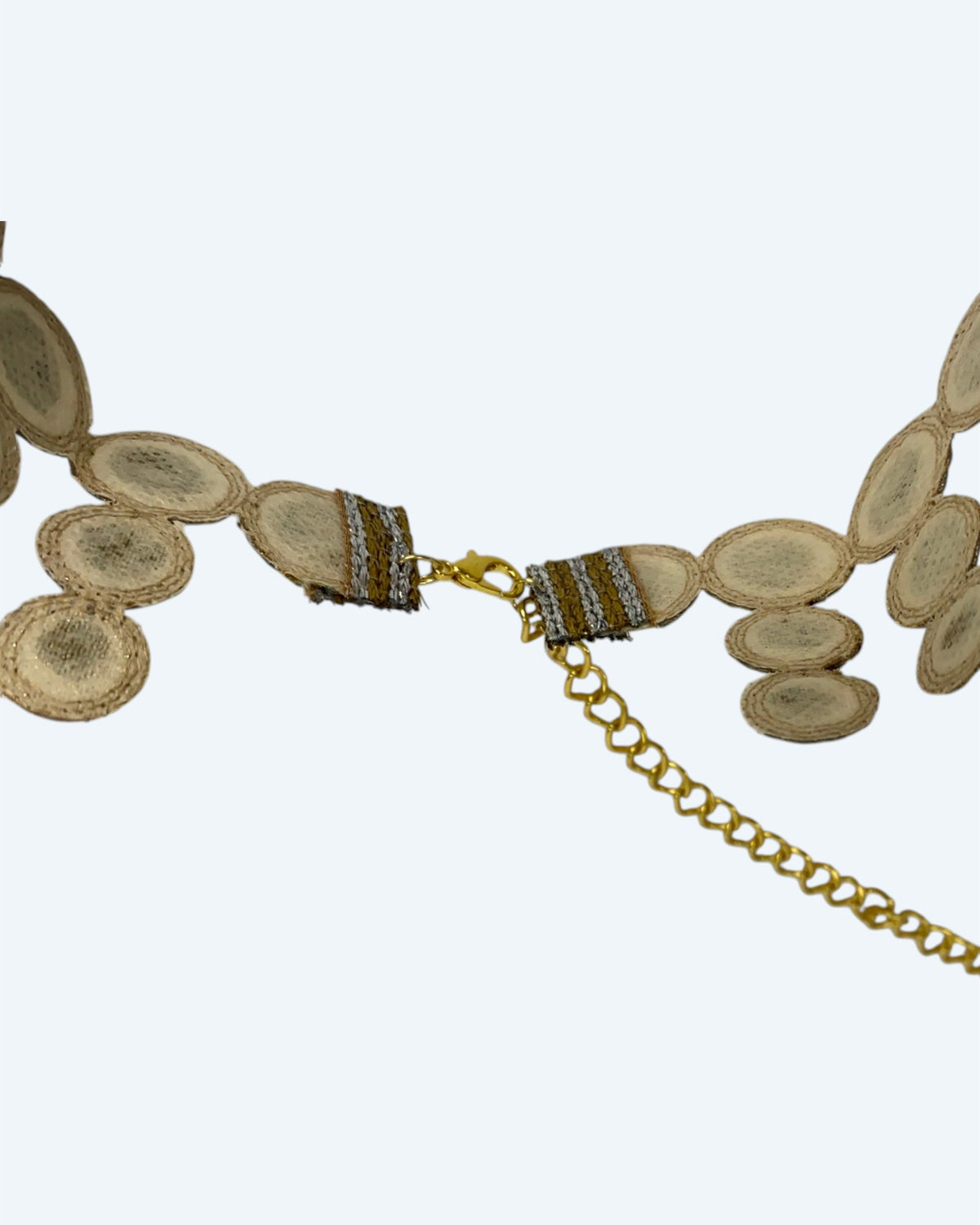 Vista do fecho e comprimento longo da extensão do choker dourado em faixa de tecido com espelhos redondos HALO. Colar ideal para festas e cerimónias. 