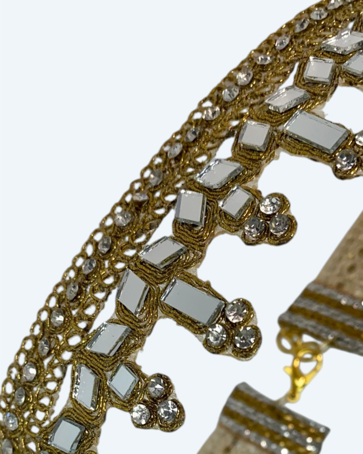 Vista detalhe dos espelhos e brilhos do choker dourado em faixa de tecido com espelhos e brilhantes Mirage.