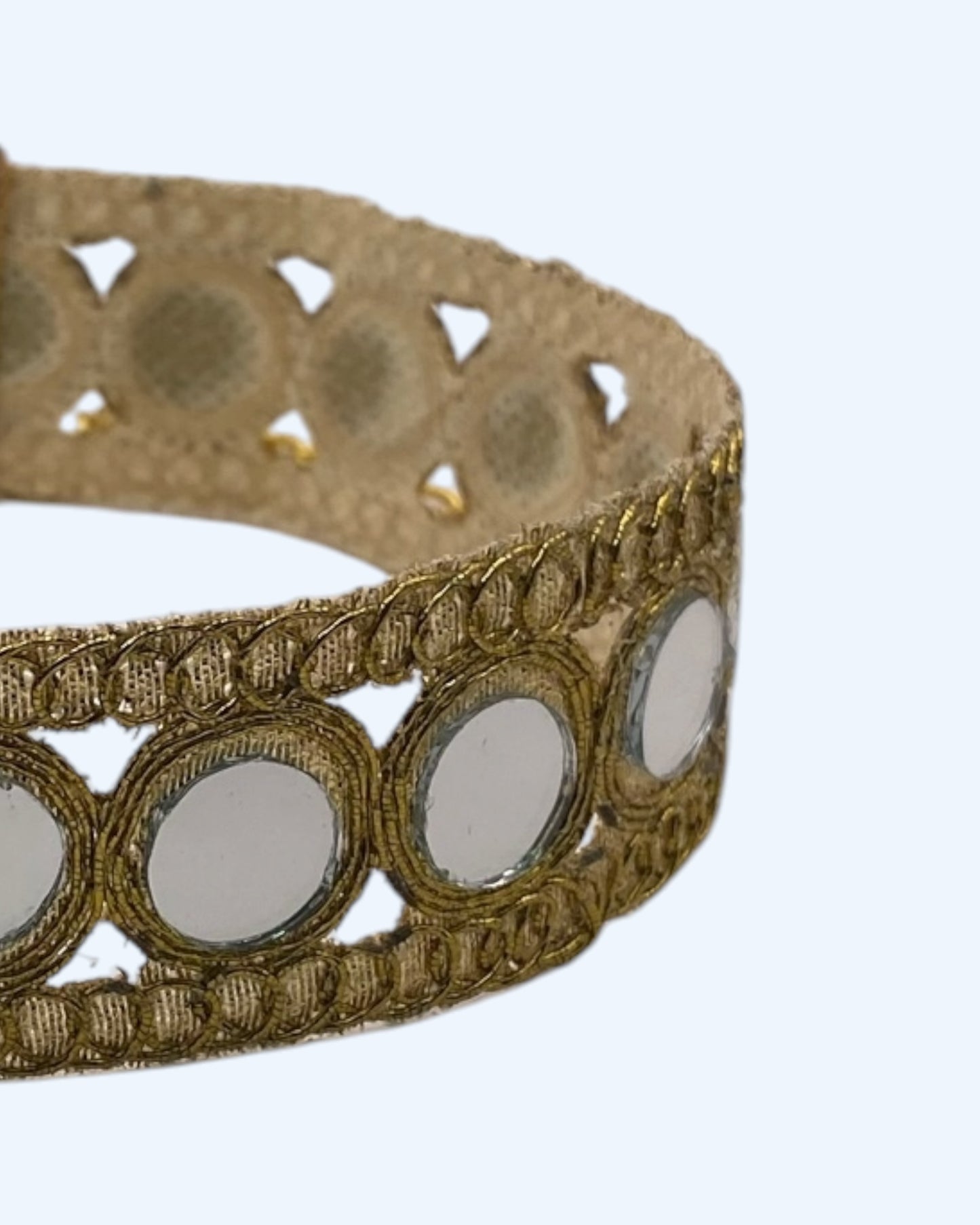 Detalhe do Choker dourado com espelhos redondos. É o choker da moda, formato em faixa com bordado dourado e espelhos colados. São feitos à mão de estilo boho e são o choker que se usa em sunsets, festas e no verão. 