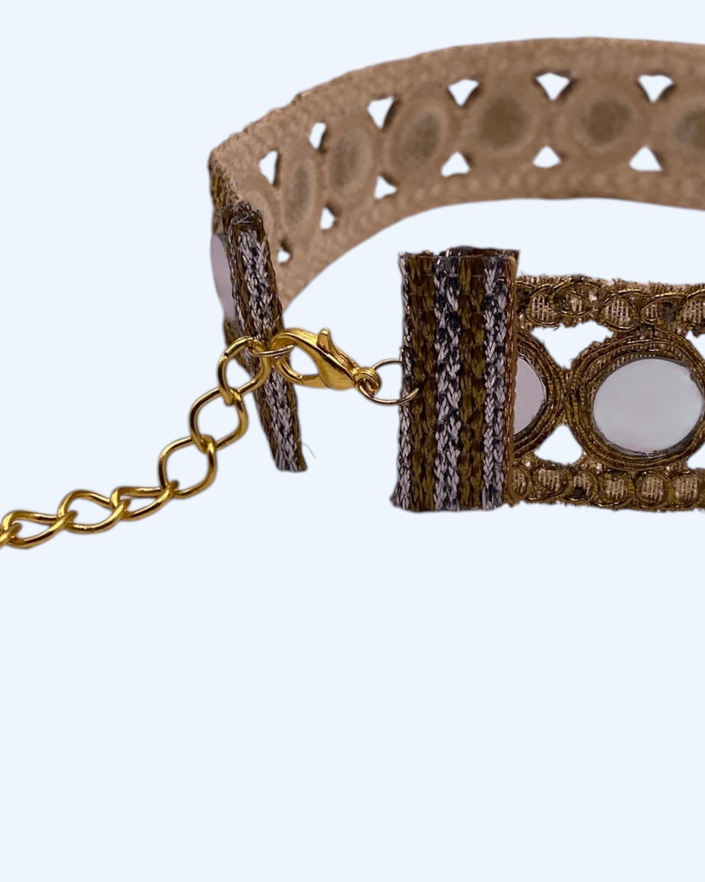 Detalhe do Choker dourado com espelhos redondos. É o choker da moda, formato em faixa com bordado dourado e espelhos colados. São feitos à mão de estilo boho e são o choker que se usa em sunsets, festas e no verão. 