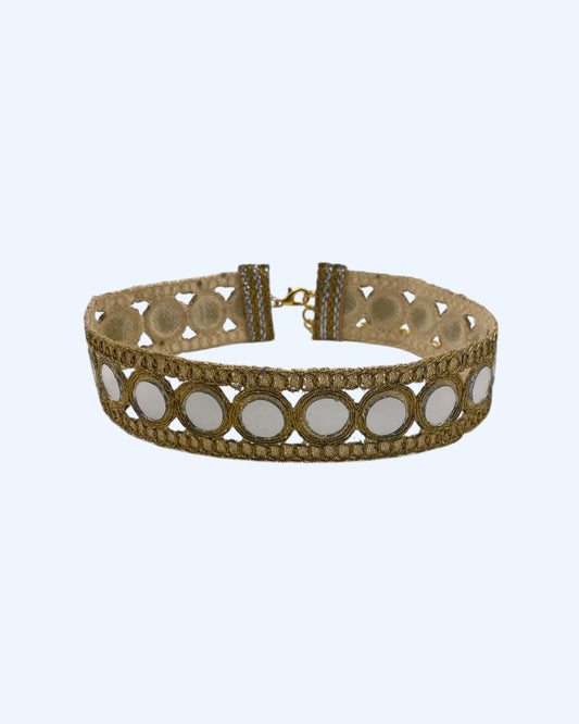 Choker dourado com espelhos redondos. É o choker da moda, formato em faixa com bordado dourado e espelhos colados. São feitos à mão de estilo boho e são o choker que se usa em sunsets, festas e no verão. 