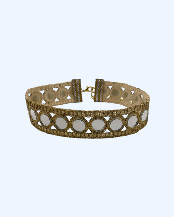 Choker dourado com espelhos redondos. É o choker da moda, formato em faixa com bordado dourado e espelhos colados. São feitos à mão de estilo boho e são o choker que se usa em sunsets, festas e no verão. 