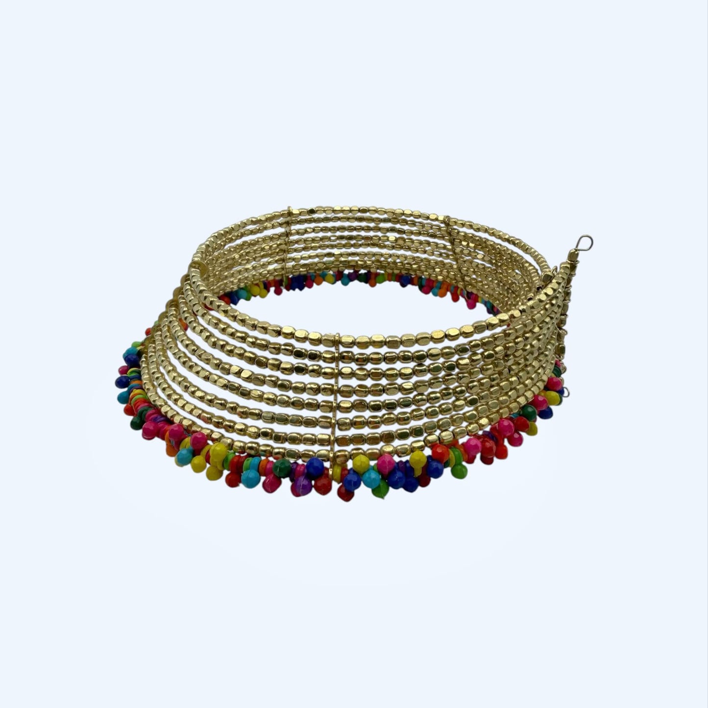 Vista frontal do Choker grande dourado metálico com pendentes coloridos.