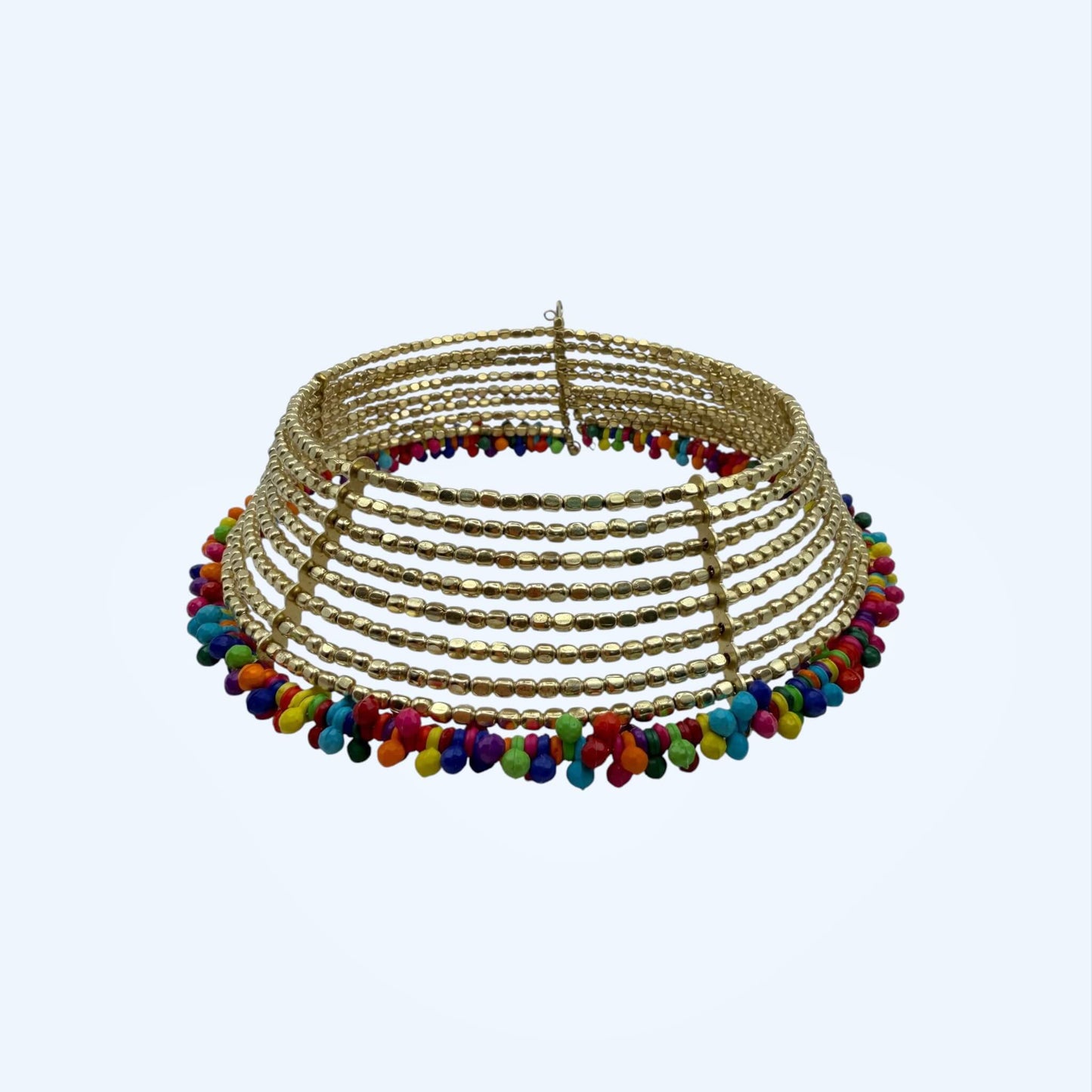 Vista frontal do Choker grande dourado metálico com pendentes coloridos.