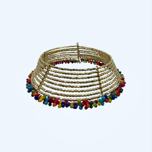 Vista frontal do Choker grande dourado metálico com pendentes coloridos.