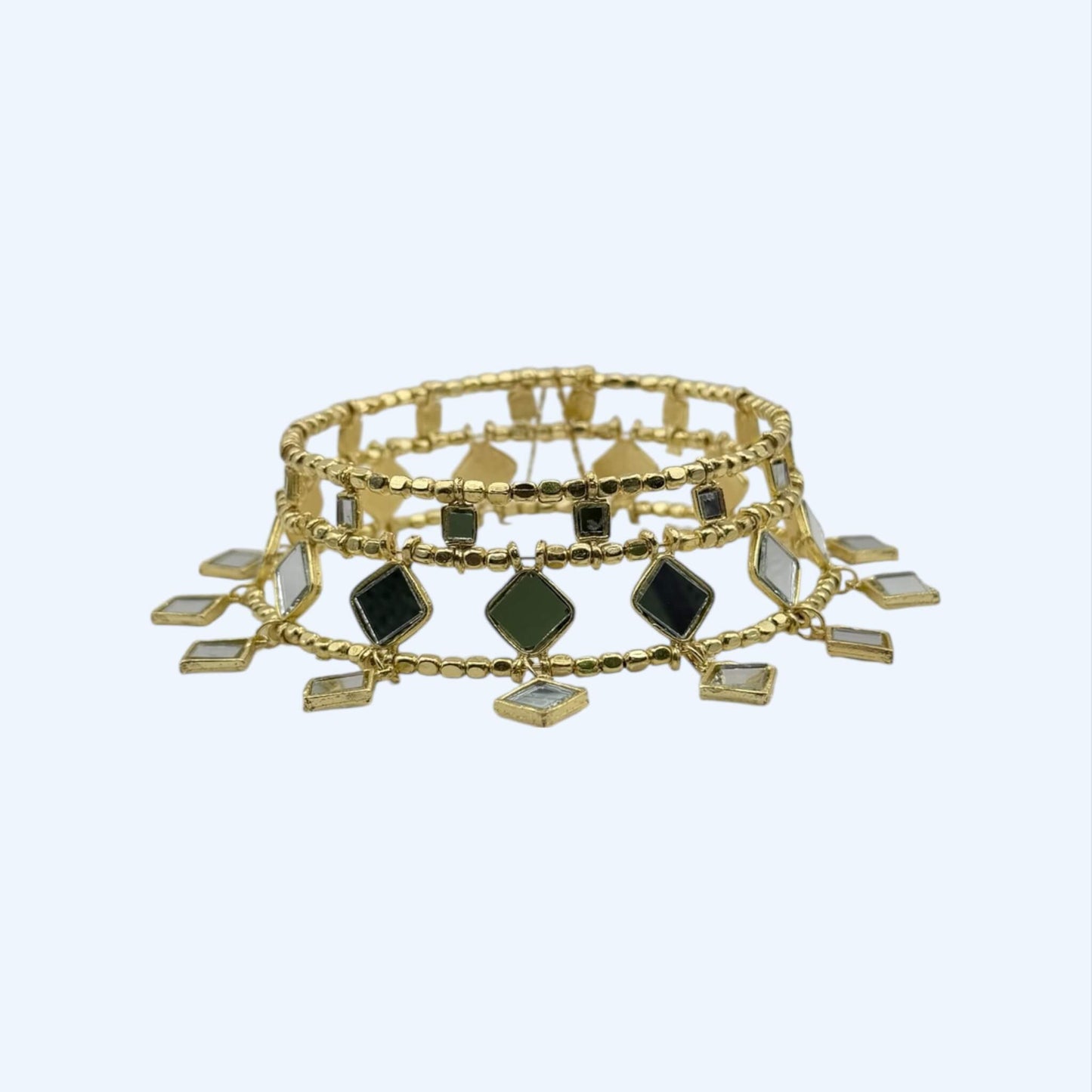 Vista frontal do Choker grande duplo com espelhos e pendentes versão em dourado.
Um colar (gargantilha) para as noites de verão, sunsets, festas, festivais. Todo o tipo de cerimónias. Um Choker (gargantilha) para todos os gostos.