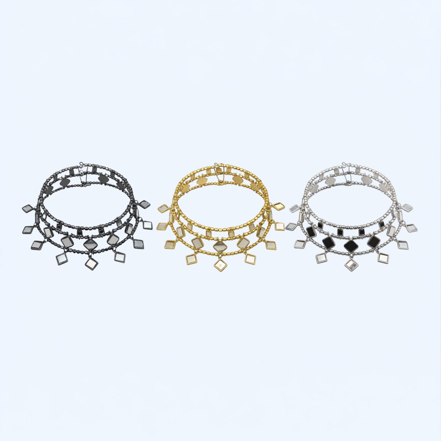 Vista conjunta do Choker grande duplo com espelhos e pendentes, versão em dourado, prateado e preto.
Um colar (gargantilha) para as noites de verão, sunsets, festas, festivais. Todo o tipo de cerimónias. Um Choker (gargantilha) para todos os gostos.
