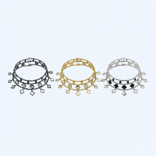 Vista conjunta do Choker grande duplo com espelhos e pendentes, versão em dourado, prateado e preto.
Um colar (gargantilha) para as noites de verão, sunsets, festas, festivais. Todo o tipo de cerimónias. Um Choker (gargantilha) para todos os gostos.