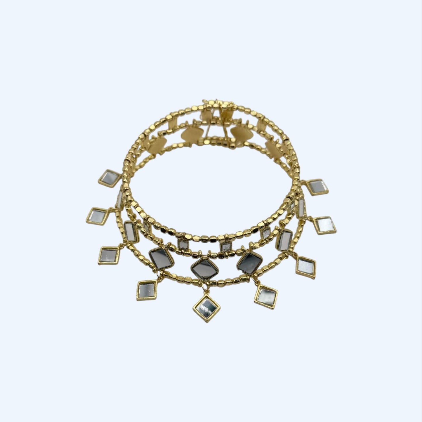 Vista frontal do Choker grande duplo com espelhos e pendentes versão em dourado.
Um colar (gargantilha) para as noites de verão, sunsets, festas, festivais. Todo o tipo de cerimónias. Um Choker (gargantilha) para todos os gostos.