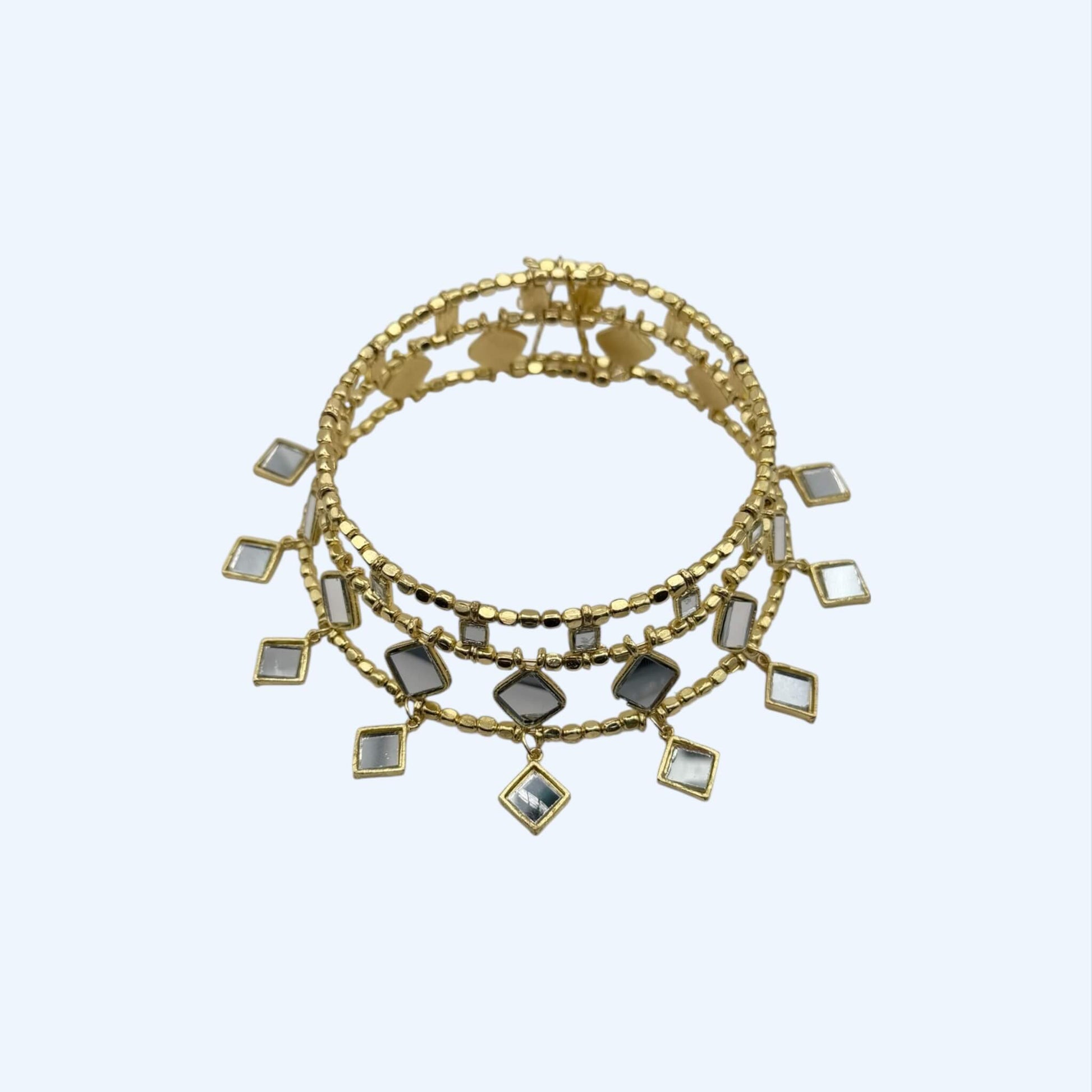 Vista frontal do Choker grande duplo com espelhos e pendentes versão em dourado.
Um colar (gargantilha) para as noites de verão, sunsets, festas, festivais. Todo o tipo de cerimónias. Um Choker (gargantilha) para todos os gostos.